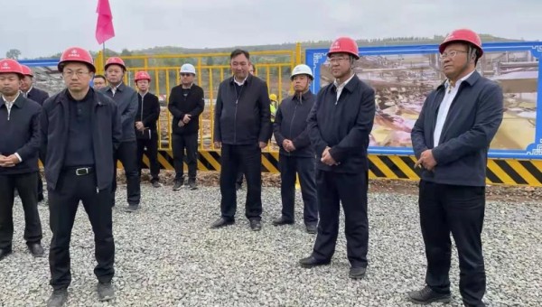 10月5日下午，臨夏州委書記郭鶴立一行來到隧道公司承建的和政綜合農(nóng)貿市場及冷鏈物流倉儲中心建設項目（一期工程）觀摩。州委副書記、代州長何東，州領導王鴻岳、馬秀蘭、馬斌、李文瑞等，和政縣委、縣政府相關領