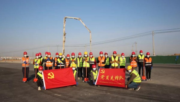 建設(shè)一支隊(duì)伍，舉起一面旗幟，鞏固一個(gè)陣地，履行一份承諾。“我是黨員，我先上！”面對(duì)突發(fā)疫情遭遇戰(zhàn)，三公司黨支部充分發(fā)揮戰(zhàn)斗堡壘作用，廣大黨員主動(dòng)請(qǐng)纓，挺身而出，沖鋒在前，在戰(zhàn)疫搶工一線，黨員先鋒隊(duì)一次