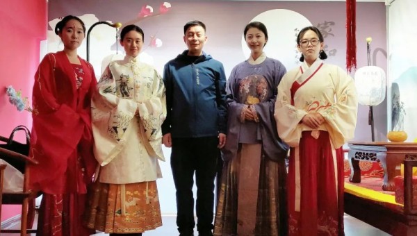在春意盎然的3月，迎來了第113個(gè)“三八”國際勞動(dòng)?jì)D女節(jié)，為深入學(xué)習(xí)宣傳貫徹黨的二十大精神，進(jìn)一步加強(qiáng)對(duì)廣大女職工的思想政治引領(lǐng)，激勵(lì)廣大女職工奮進(jìn)新征程，建功新時(shí)代，鼓勵(lì)女職工在閱讀中獲取知識(shí)、增長