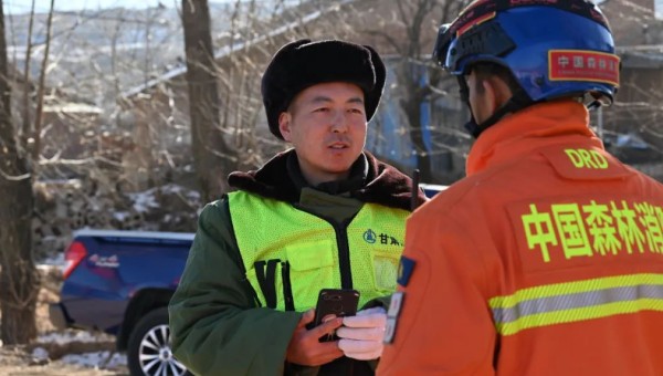 積石山地震發(fā)生后，朱貴民臨危受命，連夜組織人員設(shè)備馳援災(zāi)區(qū)。天還沒有亮，救援簡(jiǎn)易帳篷開始搭建，受災(zāi)群眾們?cè)诎踩貛鹑∨諝庵袕浡o張的氣息，“我們要加快救援速度，災(zāi)情不等人！”為保證計(jì)劃工期順