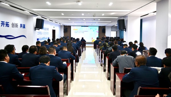 為進(jìn)一步強(qiáng)化國(guó)有企業(yè)思想政治工作，切實(shí)提升職工心理健康服務(wù)質(zhì)量和水平，引導(dǎo)廣大職工以健康的心態(tài)積極投身工作，助力和諧企業(yè)文化建設(shè)，近日，交科公司邀請(qǐng)心理咨詢師楊禮華為廣大干部職工開展了“壓力認(rèn)知與應(yīng)對(duì)