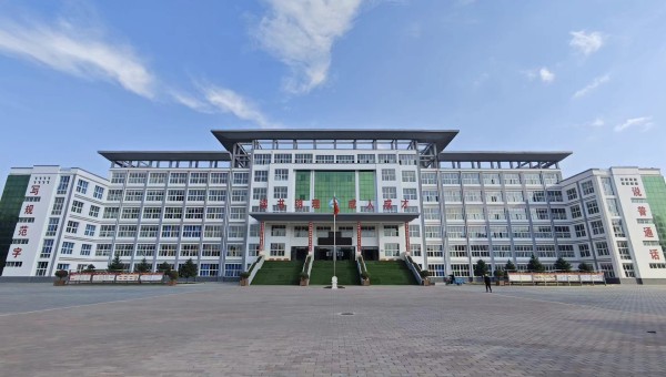 據悉，自承接積石中學災后維修任務以來，項目管理團隊嚴格制定施工計劃，倒排工期，掛圖作戰，保質保量完成教學樓、宿舍樓、食堂、體育場門房內外墻面修復、外墻保溫施工、屋面防水施工、地磚修復、成品保護、柱頭包