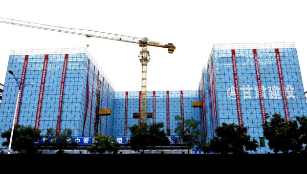 10月16日，由甘肅省交科建設(shè)有限公司承建的蘭州新區(qū)新材料產(chǎn)業(yè)園區(qū)公共服務(wù)平臺(tái)項(xiàng)目主體結(jié)構(gòu)順利封頂，為該項(xiàng)目二次結(jié)構(gòu)和裝飾裝修奠定堅(jiān)實(shí)基礎(chǔ)。據(jù)了解，該項(xiàng)目為公共建筑工程，自建設(shè)以來，項(xiàng)目管理團(tuán)隊(duì)面對(duì)工