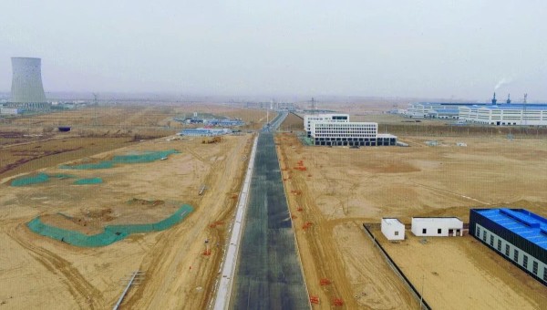“目前，該項目路槽已開挖5.1公里，結構層施工完成2.1公里，管網施工進度達到60%，現場投入挖掘機、混凝土泵車等機械設備二十余臺，勞務作業人員五十余名正在加緊作業！”項目負責人告訴筆者，項目在春節后