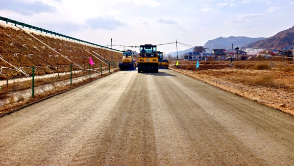 近日，交科公司二公司那勒寺鎮沿川經濟帶產業道路建設工程水穩基層試驗段攤鋪作業順利完成，標志著該項目道路面層施工正式邁上“快車道”。據悉，該項目道路主線全長3.25km，支線長475m，本次水穩基層試驗
