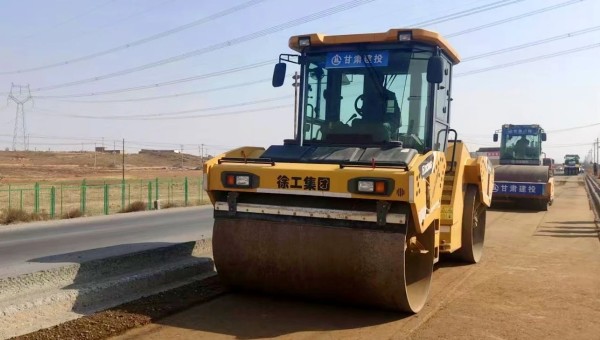 近日，蘭州新區秦川園區X203線大中修工程項目現場忙碌起來，由甘肅建投路政建設科技有限公司負責的面層維修改造提升工作正加速推進?！癤203線改造總里程達9.66km，現已投入壓路機、銑刨機等機械設備5