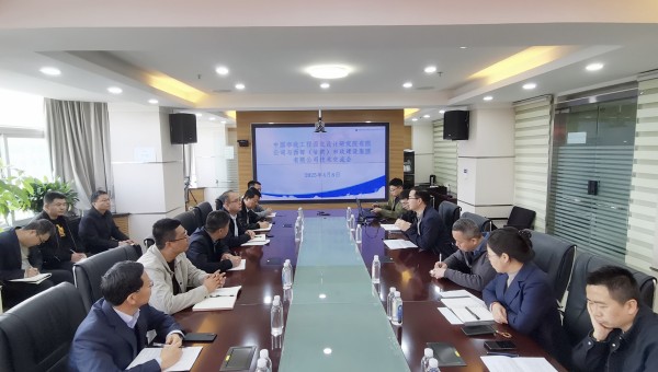 近日，西部市政建設集團與中國市政工程西北設計研究院（道橋院）召開技術交流會。會上，雙方分別介紹了企業概況與合作成果。市政西北院技術團隊就EPC項目設計施工協同、海綿城市技術應用及車路云一體化發展前景作