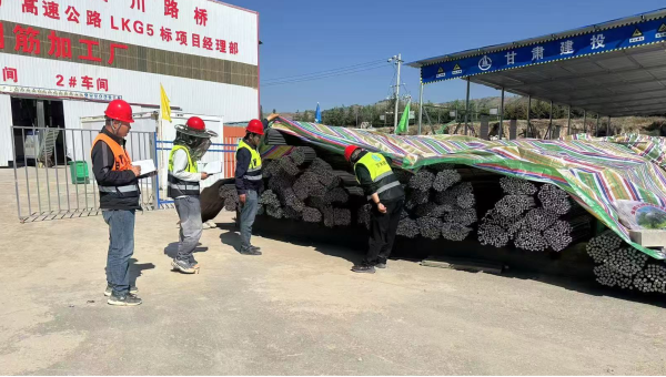 連日來，由西部市政建設(shè)集團(tuán)承建的康樂縣北濱河路西段及連接線道路項(xiàng)目建設(shè)有序推進(jìn)，路基處理、管道安裝、涵洞和橋梁等多個(gè)作業(yè)面同步施工，全體建設(shè)者用汗水澆筑市政道路建設(shè)基石，以實(shí)干精神推進(jìn)項(xiàng)目履約取得新成
